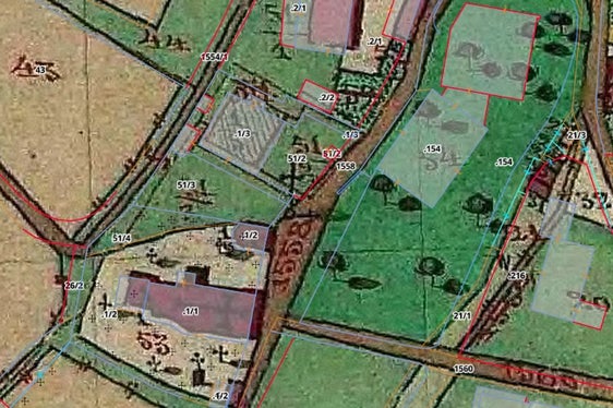 Nella seduta del 3 luglio, la Giunta provinciale ha deciso di istituire una zona di tutela tra la chiesa parrocchiale di Santa Margherita a Villa Ottone e il vicino maso Widmair, sottoposto a tutela monumentale, che comprende anche la canonica. Nella foto un estratto dal catasto francescano del 1858. (Mappa: Soprintendenza provinciale ai Beni culturali)