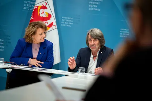 Rosmarie Pamer, assessora provinciale alla Coesione sociale e famiglia, e Hubert Messner, assessore provinciale alla Prevenzione sanitaria e Salute, concordano sul fatto che l'ampliamento della gamma di servizi e la sicurezza dei finanziamenti rafforzeranno in modo sostenibile la rete di sostegno alle famiglie in tutto l'Alto Adige. (Foto: USP/Fabio Brucculeri)