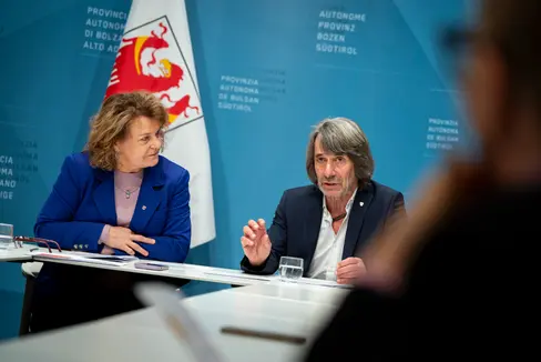 Mit dem ausgebauten Leistungsangebot und der gesicherten Finanzierung werde das Unterstützungsnetz für Familien in ganz Südtirol nachhaltig gestärkt, sind sich Familien- und Soziallandesrätin Rosmarie Pamer und Gesundheitslandesrat Hubert Messner einig. (Foto: LPA/Fabio Brucculeri)