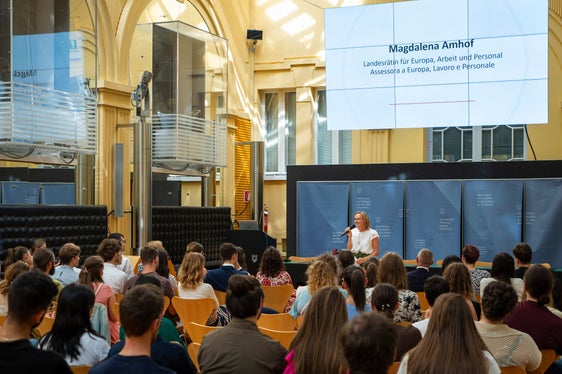 Das Netzwerktreffen der Sommerpraktikantinnen und -praktikanten wurde von einem Praktikantenteam und dem Amt für Personalentwicklung organisiert. Wer Interesse hat, im nächsten Jahr selbst ein Praktikum in der Landesverwaltung zu absolvieren, kann sich innerhalb Jänner dafür bewerben. (Foto: LPA/Fabio Brucculeri)