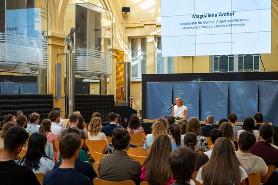 L'assessora Amhof ha voluto ringraziare i tirocinanti: “Questo stage è un arricchimento per voi, ma soprattutto per tutti noi, perché apportate la vostra esperienza e la freschezza delle vostre idee, grinta e motivazione. (Foto: USP/Fabio Brucculeri)