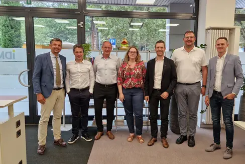 Un incontro propositivo. Nella foto (da sinistra) l'assessore Daniel Alfreider, Rudolf Defranceschi (HGV Merano), Walter Dosser (HGV Scena), Barbara Hölzl (HGV Merano), il capo del Dipartimento Mobilità, Martin Vallazza, il presidente di
IDM Hansi Pichler (HGV Scena) e il direttore dell'Ufficio Infrastrutture e Mobilità Sostenibile, Alexander Alber. (Foto: ASP)