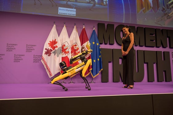 Euregio Summit: la relatrice Sabine Singer (Sophisticated Simplicity) ha parlato dell'etica dell'uso dell'intelligenza artificiale. (Foto: Land Tirol/Sedlak)