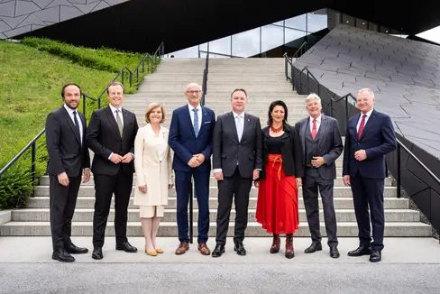 Landesrat Philipp Achammer (1.v.l.) bei der Kulturreferentenkonferenz in Erl mit Landesrat Karlheinz Kornhäusl (Steiermark), Landesrätin Barbara Schöbi-Fink (Vorarlberg), Landeshauptmann Anton Mattle (Tirol), Kulturminister und Vizekanzler Andreas Babler, Stadträtin Veronica Kaup-Hasler (Wien), Landeshauptmann Peter Kaiser (Kärnten) und Landeshauptmann Thomas Stelzer (Oberösterreich). (Foto: Land Tirol/Christanell)