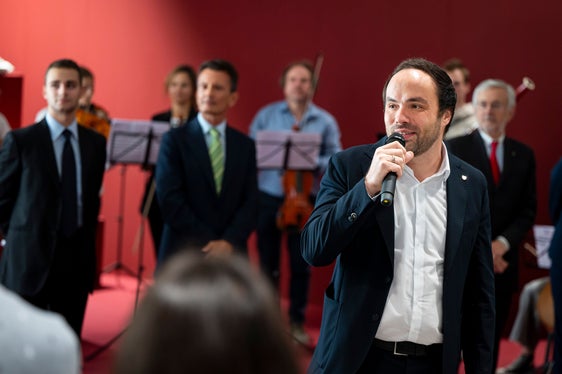 Landesrat Philipp Achammer betonte bei der Eröffnung: 'Geh deinen Weg' heißt für uns auch, Umwege zuzulassen – denn ein Ausbildungsweg ist selten linear. Entscheidend ist, den eigenen Weg zu finden und ihn mit Optimismus zu gehen. (Foto: LPA/Fabio Brucculeri)