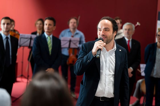 L'assessore provinciale Philipp Achammer ha sottolineato: Andare per la propria strada significa anche permettere anche dei cambiamenti, perché un percorso educativo raramente è lineare. La chiave è trovare la propria strada e seguirla con ottimismo. (Foto: USP/Fabio Brucculeri)