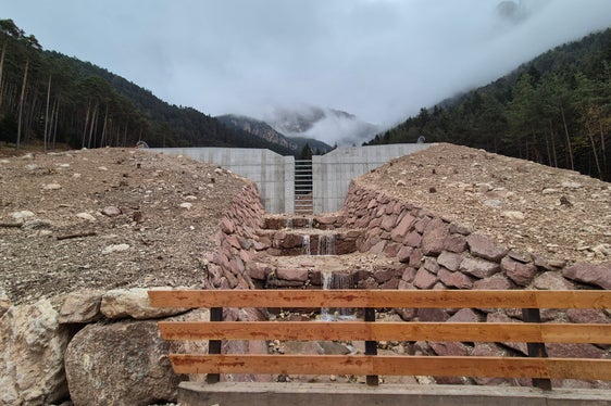 Un nuovo bacino di ritenzione è stato costruito sul rio Sciliar, vicino alla fattoria Violerhof, sopra il paese di Umes, nel Comune di Fiè allo Sciliar, per rafforzare la protezione dalle inondazioni. (Foto: Ufficio Sistemazione bacini montani Sud)