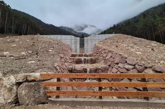Un nuovo bacino di ritenzione è stato costruito sul rio Sciliar, vicino alla fattoria Violerhof, sopra il paese di Umes, nel Comune di Fiè allo Sciliar, per rafforzare la protezione dalle inondazioni. (Foto: Ufficio Sistemazione bacini montani Sud)