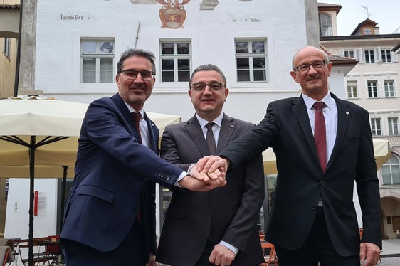 I presidenti provinciali dell'Euregio (da sinistra) Kompatscher, Fugatti e Mattle davanti alla sede dell'Euregio, la Casa della Pesa di Bolzano (Foto: Euregio)