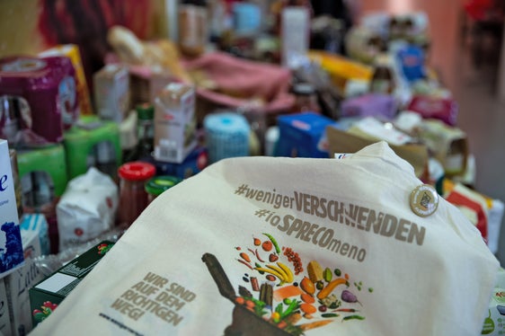 Ogni cittadino dell’Alto Adige ogni anno butta nel bidone della spazzatura in una settimana in media 27,5 chilogrammi di cibo (Foto: ASP/Greta Stuefer)