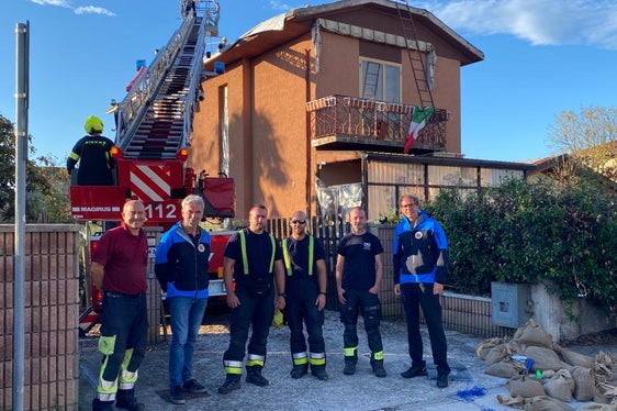 Bevölkerungsschutzlandesrat Schuler und der Ressortdirektor und Direktor der Agentur für Bevölkerungsschutz Klaus Unterweger haben mit dem Trentiner Landeshauptmann Maurizio Fugatti und dem Präsidenten der Region Friaul-Julisch Venetien Massimiliano Fedriga den Hilfszug aus der Region Trentino-Südtirol in der Gemeinde Mortegliano (Provinz Udine) besucht. (Foto: LPA/Berufsfeuerwehr Bozen)