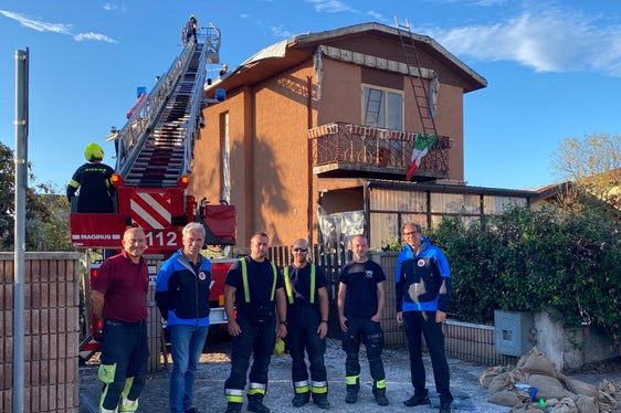 Bevölkerungsschutzlandesrat Schuler und der Ressortdirektor und Direktor der Agentur für Bevölkerungsschutz Klaus Unterweger haben mit dem Trentiner Landeshauptmann Maurizio Fugatti und dem Präsidenten der Region Friaul-Julisch Venetien Massimiliano Fedriga den Hilfszug aus der Region Trentino-Südtirol in der Gemeinde Mortegliano (Provinz Udine) besucht. (Foto: LPA/Berufsfeuerwehr Bozen)