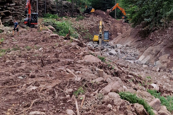 Nach einem Murgang im Röthenbach im Sarntal ist die Wildbachverbauung mit vier Maschinen im Einsatz und baggert das Material aus. (Foto: LPA/Landesamt für Wildbach- und Lawinenverbauung Nord der Agentur für Bevölkerungsschutz)