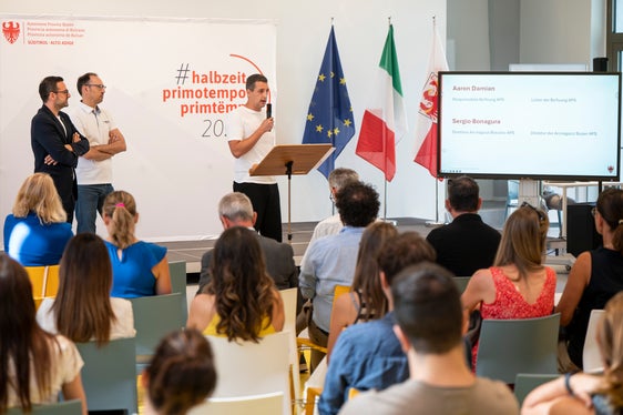 Gemeinsam mit Aaron Damian von Be Young APS (rechts) und Sergio Bonagura von Arciragazzi (Mitte) blickte Landesrat Galateo (links) ging mehrere Maßnahmen der Jugendarbeit ein. (Foto: LPA/Fabio Brucculeri)