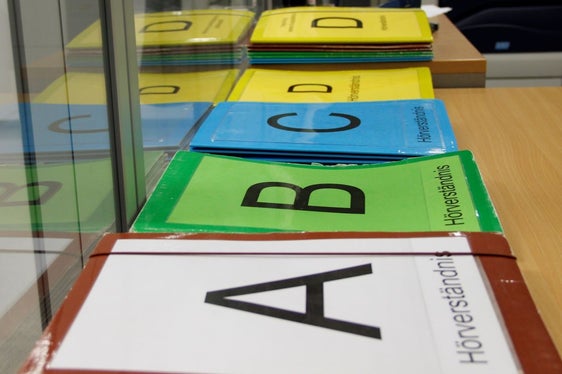 Voraussetzungen für die Teilnahme am Auswahlverfahren für Zweisprachigkeitsprüfende sind der Abschluss eines mindestens vierjährigen Hochschulstudiums in Sprach- oder Literaturwissenschaften, Translationswissenschaften, Bildungswissenschaften, Politik-, Rechts- oder Geisteswissenschaften und der Besitz des Zweisprachigkeitsnachweises. (Foto: LPA)