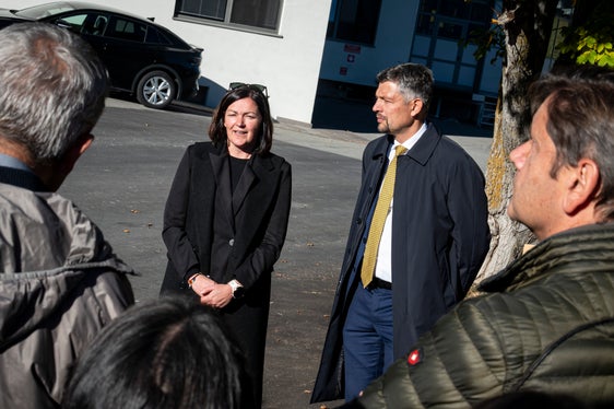 La sindaca di Renon, Julia Fulterer, ha affermato: “Con la riorganizzazione di questo tratto è stato compiuto un ulteriore passo importante verso il miglioramento delle infrastrutture di trasporto nel nostro comune. Strade sicure e ben sviluppate sono per noi qui sul Renon di grande importanza”, così Fulterer (nella foto di fianco all'assessore Alfreider), la quale ha ringraziato tutti i soggetti coinvolti. (Foto: USP/Fabio Brucculeri)