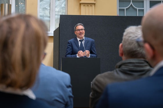 Il presidente della Provincia Arno Kompatscher ha sottolineato che: Incontri come questo sono ideali per sfruttare al meglio i vantaggi che la digitalizzazione porta anche nel sistema sanitario. (Foto: USP/Greta Stuefer)