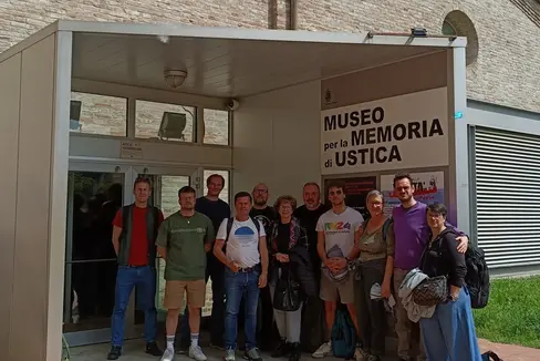 Teil der Delegation am Museo per la Memoria di Ustica mit Daria Bonfietti (Foto: LPA/Landesamt für Jugendarbeit/Gianluca Battistel)