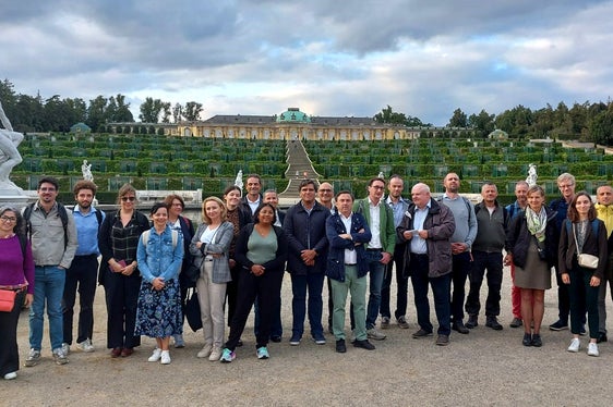L'incontro transfrontaliero del CORE tenutosi a settembre a Potsdam (Brandeburgo, Germania) si è concentrato sulle strategie innovative per l'utilizzo dei prodotti del compost e del digestato. La foto mostra i partecipanti nel parco di Sanssouci a Potsdam. (Foto: USP/Agenzia provinciale per l'ambiente e la tutela del clima)