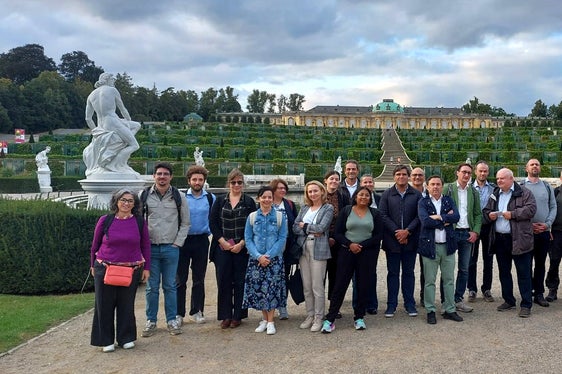 L'incontro transfrontaliero del CORE tenutosi a settembre a Potsdam (Brandeburgo, Germania) si è concentrato sulle strategie innovative per l'utilizzo dei prodotti del compost e del digestato. La foto mostra i partecipanti nel parco di Sanssouci a Potsdam. (Foto: USP/Agenzia provinciale per l'ambiente e la tutela del clima)