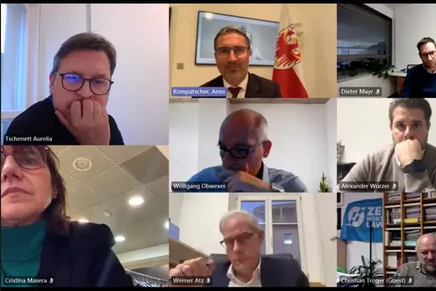 Landeshauptmann und Finanzlandesrat Kompatscher hat in einer Videokonferenz den Gewerkschaften und Sozialverbänden den Haushaltsentwurf 2022 vorgestellt. (Foto: LPA)