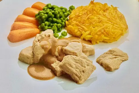 Menschen mit Schluckstörungen können nur breiartige Nahrung zu sich nehmen. Präsentiert sich die Breinahrung wie ein traditionelles Tellergericht, wirkt sich das positiv auf die Patienten aus, steigert das Wohlbefinden und unterstützt den Heilungsprozess. (Foto: LPA/LBS Savoy/Hannes Rainer)