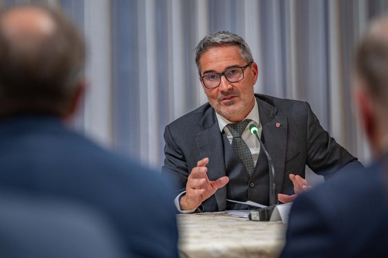 L'intervento del presidente Kompatscher alla seduta della Commissione Affari istituzionali – Politiche della montagna, a Palazzo del Pegaso. (Foto: USP/Greta Stuefer)