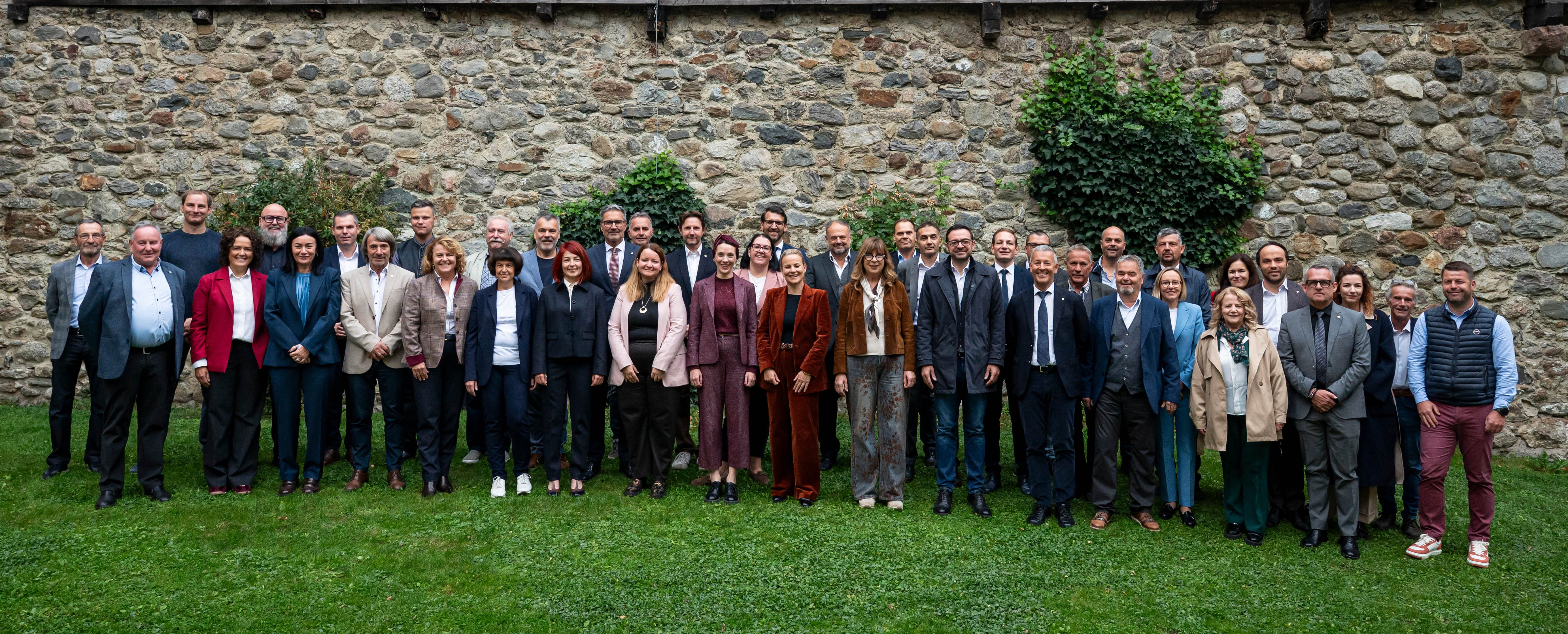 Die Südtiroler Landesregierung traf sich auf Schloss Tirol zu einer Sondersitzung, um mit den Bügermeisterinnen und Bürgermeistern die Anliegen und Herausforderungen des Burggrafenamtes zu besprechen. (Foto: LPA/Fabio Brucculeri)
