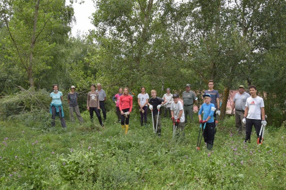Friday for Nature, im Bild die jungen Naturschützer zusammen mit v.l. Susanne Hellrigl (Umweltschutzgruppe Vinschgau), Helga Seeber (Amt für Natur), Biotoppate Albert Pritzi, Ingrid Karlegger (Umweltschutzgruppe Vinschgau), Annamaria Gapp (Amt für Natur), Mario Burgo und Rudi Telfser vom Forstinspektorat Schlanders (Foto: Umweltschutzgruppe Vinschgau/Thomas Wilhalm)