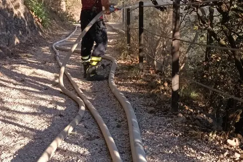 I Vigili del Fuoco hanno spento ieri gli ultimi focolai sul Monte Tondo, ma la situazione viene ancora monitorata (Foto: Vigili del Fuoco del Corpo permanente di Bolzano)