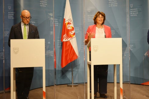 LRin Maria Hochgruber Kuenzer (Mi.), Georg Altstätter, Vertreter der Südtiroler Nationalpark-Gemeinden (r.) und Nicolò De Salvo, stellvertretender Kabinettsleiter im Ministerium für den ökologischen Übergang, bei der Pressekonferenz nach der Sitzung des Koordinierungskomitees. (Foto: LPA/Martina Garbin)