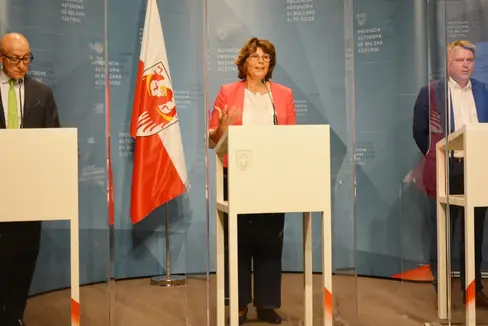 LRin Maria Hochgruber Kuenzer (Mi.), Georg Altstätter, Vertreter der Südtiroler Nationalpark-Gemeinden (r.) und Nicolò De Salvo, stellvertretender Kabinettsleiter im Ministerium für den ökologischen Übergang, bei der Pressekonferenz nach der Sitzung des Koordinierungskomitees. (Foto: LPA/Martina Garbin)