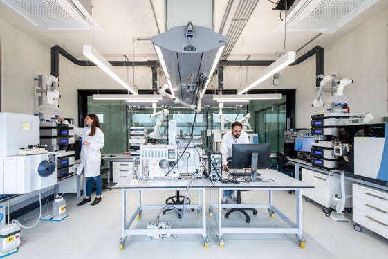 Utilizzando moderni metodi chimici, gli esperti del laboratorio per gli aromi e i metaboliti analizzano gli ingredienti presenti in natura nei prodotti agricoli (mele, succhi di mela, uva, vini, formaggi, latte) e negli organi vegetali (foglie, radici, legno) per testarne qualità, caratteristiche e purezza. (Foto: Centro di ricerca USP/Laimburg/Ivo Corrà)