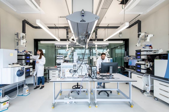 Mithilfe moderner chemischer Methoden analysieren die Expertinnen und Experten im Labor für Aromen und Metaboliten natürlich vorkommende Inhaltsstoffe in landwirtschaftlichen Produkten (Äpfel, Apfelsäfte, Trauben, Weine, Käse, Milch) und Pflanzenorganen (Blätter, Wurzel, Holz), um deren Qualität, Charakteristik und Reinheit zu prüfen. (Foto: LPA/Laimburg Research Centre/Ivo Corrà)