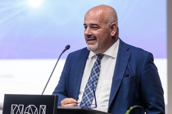 Riccardo Velasco, Mitglied der international besetzten Jury, welche die Preisträger vorschlägt, hielt die Laudatio auf Claudia Notarnicola. (Foto: LPA/Tiberio Sorvillo)