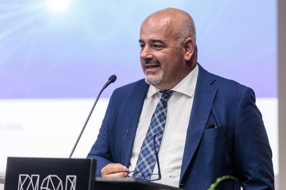 Riccardo Velasco, membro della giuria internazionale che propone i vincitori, ha tenuto il discorso elogiativo in onore di Claudia Notarnicola. (Foto: ASP / Tiberio Sorvillo)