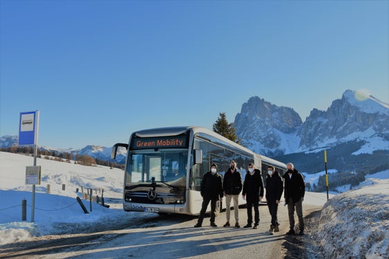 È stato recentemente testato all'Alpe di Siusi il bus completamente elettrico: (sx) Andrea Codecasa (coordinatore Evobus Italia), Carlo Greco (direttore generale Silbernagl), l'assessore provinciale alla mobilità Daniel Alfreider, Helmut Satori (presidente dell'associazione Esercenti Funiviari dell’Alto Adige), Markus Silbernagl (Foto: ASP/Angelika Schrott)