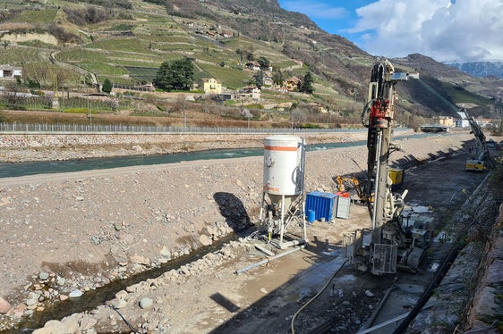 Auch Bohrmaschinen haben die Arbeiter der Wildbachverbauung am orografisch linken Ufer des Eisacks auf der Höhe der Mila in Bozen-Kampill eingesetzt. (Foto: LPA/Landesamt für Wildbach- und Lawinenverbauung Süd in der Agentur für Bevölkerungsschutz)