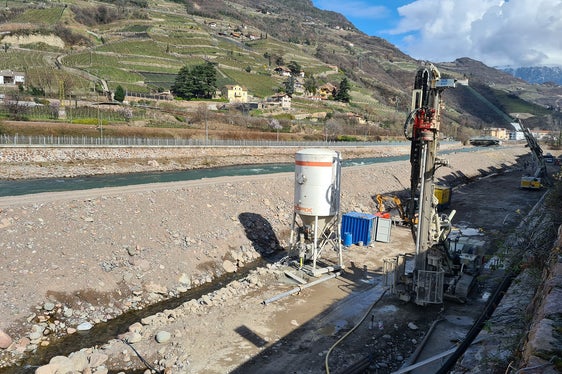 Auch Bohrmaschinen haben die Arbeiter der Wildbachverbauung am orografisch linken Ufer des Eisacks auf der Höhe der Mila in Bozen-Kampill eingesetzt. (Foto: LPA/Landesamt für Wildbach- und Lawinenverbauung Süd in der Agentur für Bevölkerungsschutz)