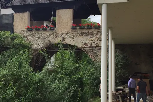 Wunderbares historisches Wahrzeichen: Die Landesregierung hat die Denkmalschutzbindung für die Steinbogenbrücke in Prissian genehmigt. (Foto: LPA/Landesdenkmalamt)