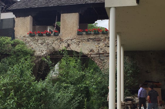 Il ponte in pietra a Prissiano, nel comune di Tesimo, è stato posto sotto vincolo diretto di tutela storico-artistica. (Foto: ASP/Soprintendenza ai beni culturali)