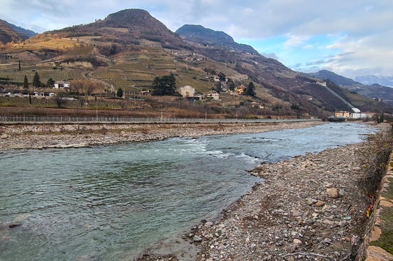 Durante i lavori sono stati costruiti dei cosiddetti pennelli, ossia delle barre costituite da grossi sassi di fiume che vengono posati trasversalmente alla direzione del flusso per dirigere la corrente principale lontano dalla riva e verso il centro del fiume. (Foto: Ufficio Sistemazione bacini montani Sud)