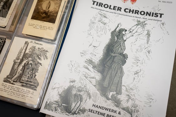 Parallelamente alla conferenza, nel foyer di Palazzo Widmann ha trovato posto un'esposizione con numerose cronache storiche sull'Alto Adige (Foto: LPA/Fabio Bruculeri)