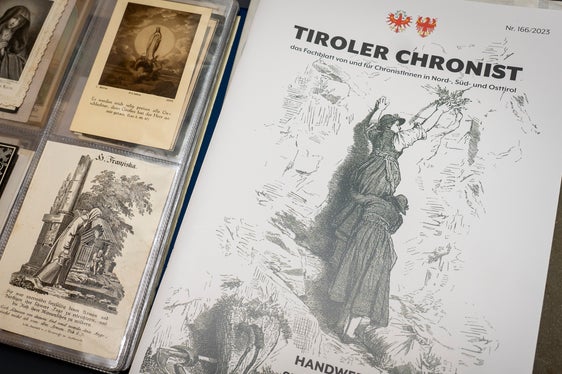 Parallelamente alla conferenza, nel foyer di Palazzo Widmann ha trovato posto un'esposizione con numerose cronache storiche sull'Alto Adige (Foto: LPA/Fabio Bruculeri)