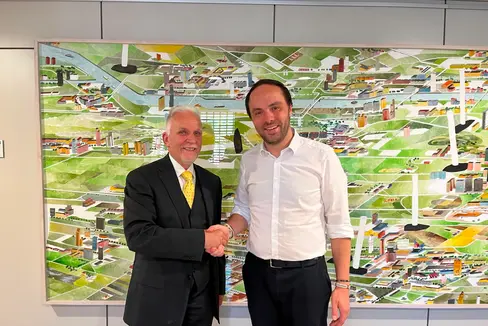 Durante l’incontro tra il presidente dell’Istituto sudtirolese dei gruppi etnici, Hugo-Daniel Stoffella, e l’assessore provinciale Philipp Achammer, si è parlato soprattutto dell’importanza delle scienze applicate per la tutela delle minoranze. (Foto: USP/Nicole Abler)