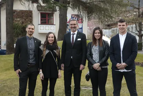Landeshauptmann Kompatscher inmitten der Medaillengewinner und Medaillengewinnerinnen von Peking, Omar Visintin, Dorothea, Nadia Delago und Dominik Fischnaller (Foto: LPA/Tiberio Sorvillo)