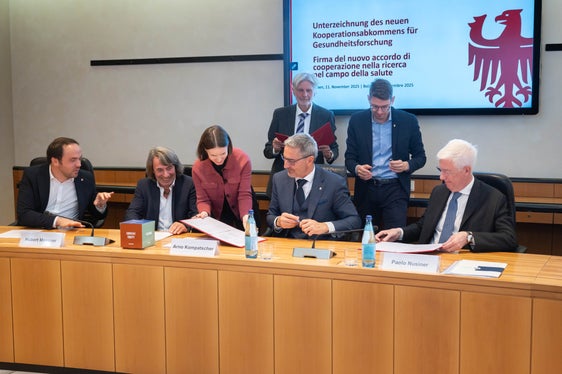 Vorne von links nach rechts: Forschungslandesrat Philipp Achammer, Gesundheitslandesrat Hubert Messner, Landeshauptmann Arno Kompatscher und der Generaldirektor der Università Cattolica del Sacro, Cuore Paolo Nusiner, bei der Unterzeichnung des Abkommens für die gemeinsame Forschung im Bereich Gesundheit sowie (hinten von links nach rechts) Mara Mantinger, Samuel Vieider und Koordinator Horand Meier. (Foto: LPA/Greta Stuefer)