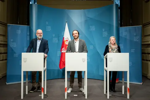 L'assessore Philipp Achammer (in foto, al centro) ha presentato le nuove linee guida per il finanziamento dei beni culturali insieme alla soprintendente Karin Dalla Torre e al direttore dell'Heimatpflegeverband Florian Trojer. (Foto:USP/Fabio Brucculeri)