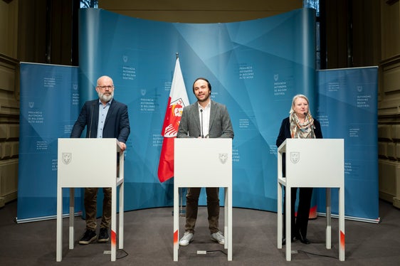 Landesrat Achammer (Mitte) hat gemeinsam mit Landeskonservatorin Dalla Torre und dem Geschäftsführer des Heimatpflegeverbandes Südtirol, Florian Trojer, die Neuerungen bei den Förderrichtlinien für Kulturgüter vorgestellt. (Foto: LPA/Fabio Brucculeri)