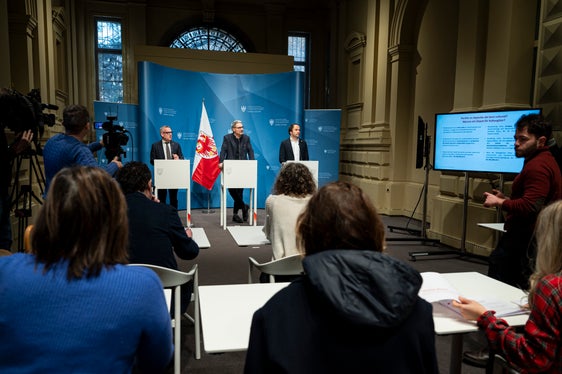 Il progetto è stato presentato dal presidente della Provincia Arno Kompatscher (al centro), dall'assessore provinciale alle Opere pubbliche Christian Bianchi (a sinistra) e dall'assessore provinciale ai Beni culturali Philipp Achammer (a destra). (Foto: USP/Fabio Brucculeri)